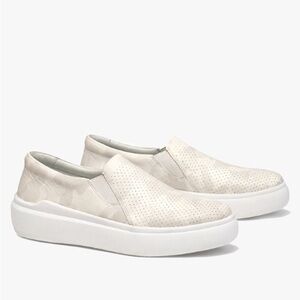 Trask Women's Lorene Perforated Sneaker Sz: 9